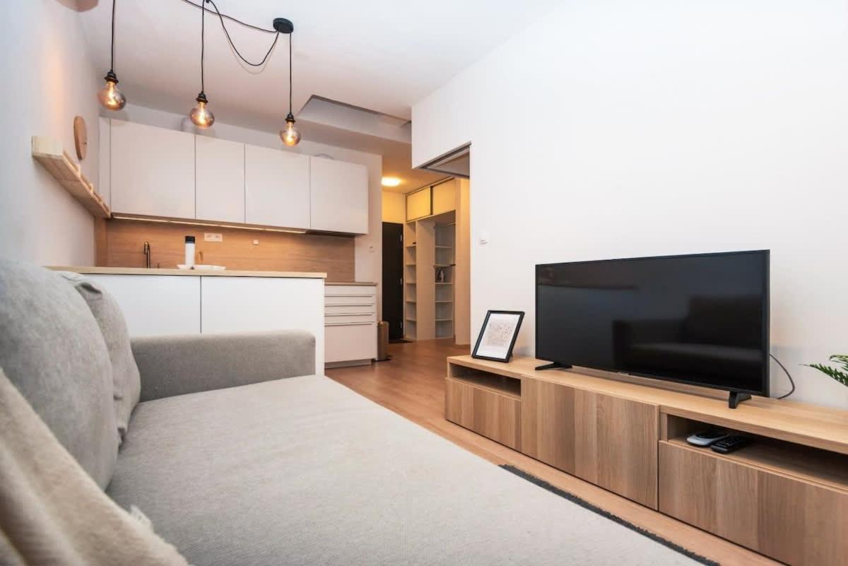 City Center Apartment - Modern & Elegant Bratysława Zewnętrze zdjęcie